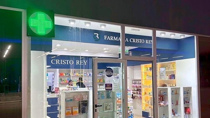 Frente de la sucursal de Av. América 411, con la cruz verde encendida